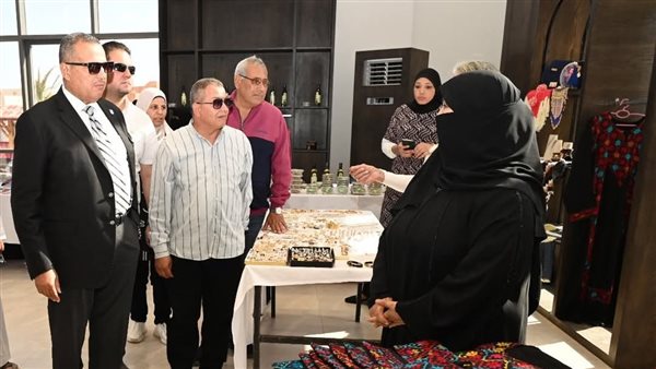 محافظ جنوب سيناء يتفقد قرية التراث البدوي ويشيد بجهود العارضات| صور محافظ جنوب سيناء يتفقد قرية التراث البدوي ويشيد بجهود العارضات| صور