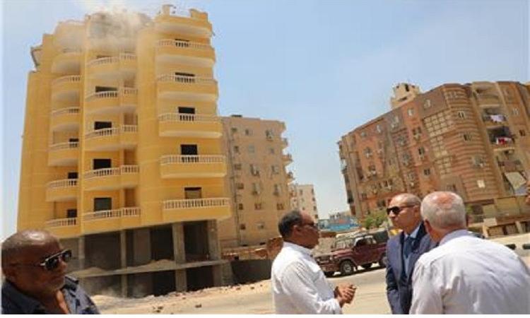 محافظة القاهرة تواصل إزالة الأدوار العليا المخالفة بالمقطم