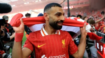 محمد صلاح يرفض احتفال نونيز بالخمر.. والأخير يصبّه عليه!