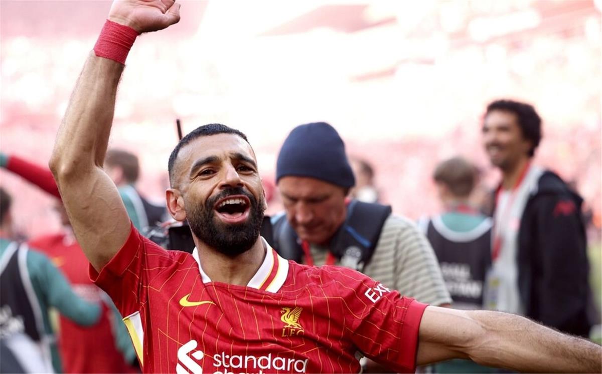 محمد صلاح يُفسر احتفاله بالـ”سيلفي” مع جماهير ليفربول.. ويؤكد: هذا اللقب يُظهر قدراتي