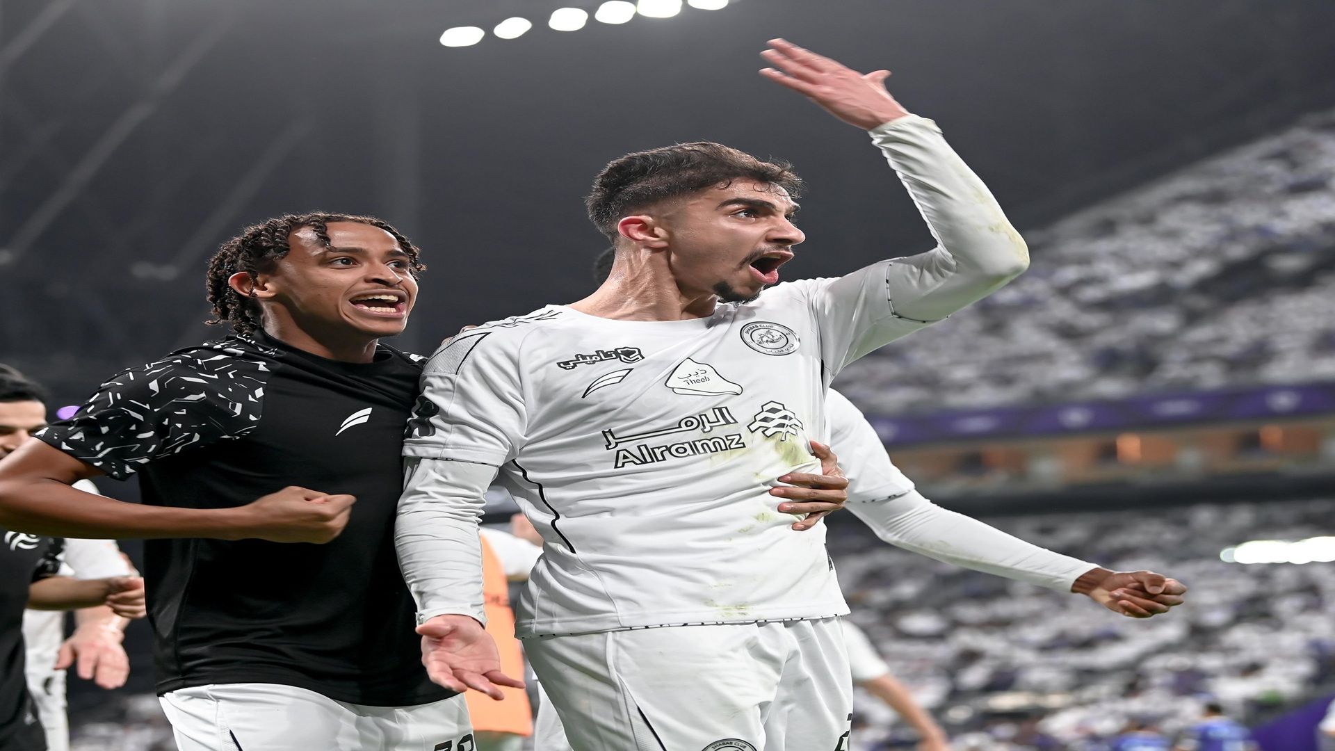 مدافع الشباب ينقذ حارسه من رقم سلبي أمام الهلال