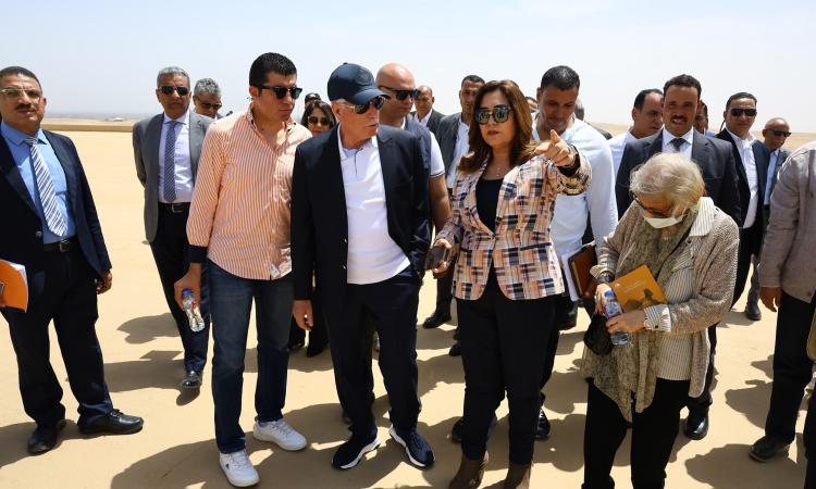 مستشارا رئيس الجمهورية ووزيرة التنمية المحلية يتابعون تطوير منطقة الأهرامات مستشارا رئيس الجمهورية ووزيرة التنمية المحلية يتابعون تطوير منطقة الأهرامات