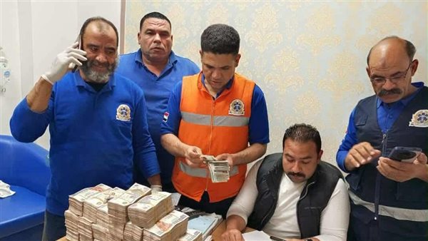 مسعف وسائق يسلمان مبلغًا ماليًا وذهبًا بقيمة 6 ملايين ونصف بالمنيا