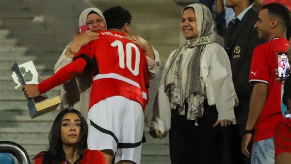 مصر وجنوب أفريقيا .. محمد عبد الله يحتفل بجائزة رجل المباراة مع والدته وشقيقته