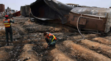 مصرع وإصابة العشرات في انفجار ناقلة نفط بباكستان
