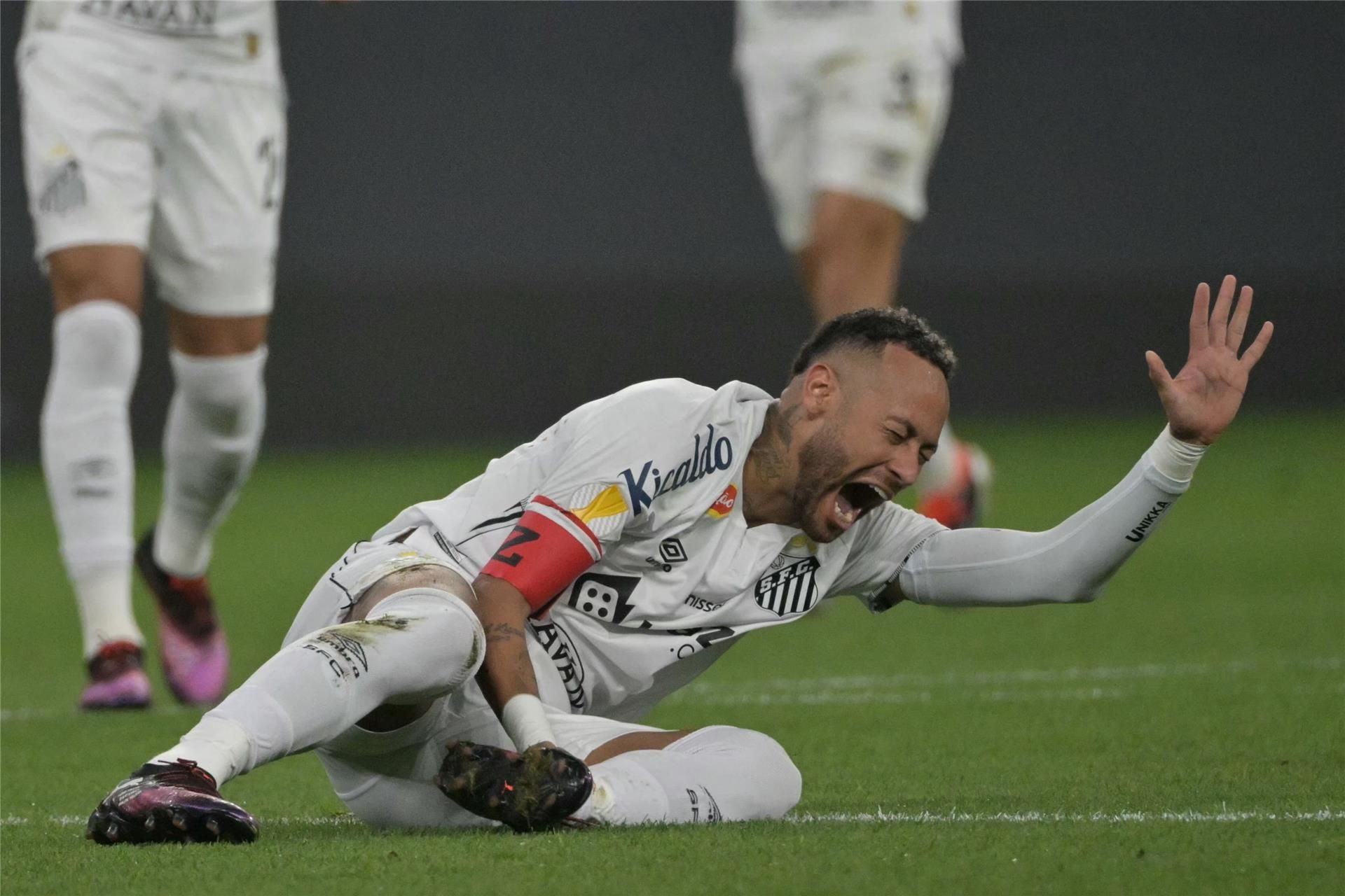 مصكوك بعين.. جماهير الهلال تلقي لعنتها على نيمار