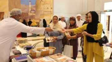 مقيمون يعبرون عن شعورهم الإيجابي تجاه البيئة الاجتماعية في سلطنة عُمان