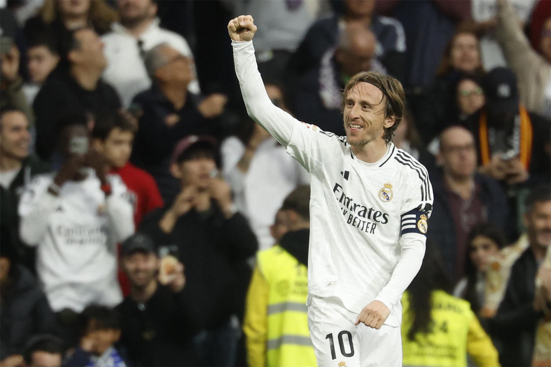 مودريتش أمام فرصة ذهبية لكسر إنجاز أسطورة ريال مدريد مودريتش أمام فرصة ذهبية لكسر إنجاز أسطورة ريال مدريد