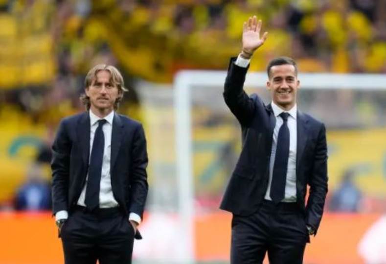 مودريتش وفاسكيز .. صدارع يؤرق ريال مدريد والسبب كأس العالم للأندية مودريتش وفاسكيز .. صدارع يؤرق ريال مدريد والسبب كأس العالم للأندية