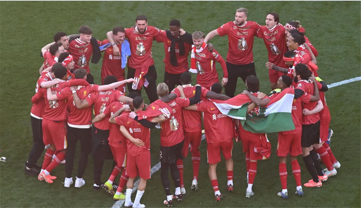 موعد رفع ليفربول كأس الدوري الإنجليزي 2024/25