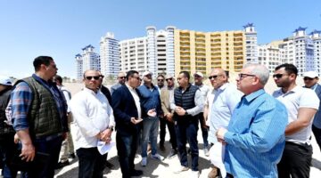 وزير الإسكان يتفقد أعمال التطوير بمركز مارينا العلمين السياحي