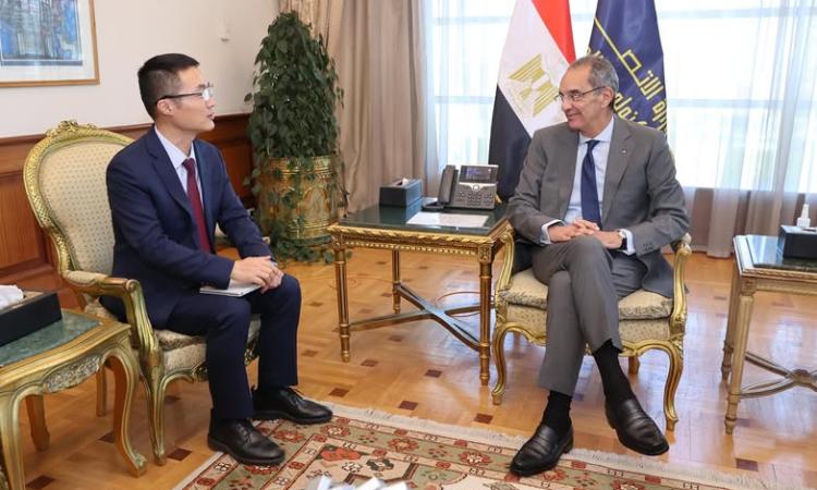 وزير الاتصالات يبحث مع شركة صينية التعاون بالتجول الرقمى والذكاء الاصطناعي وزير الاتصالات يبحث مع شركة صينية التعاون بالتجول الرقمى والذكاء الاصطناعي