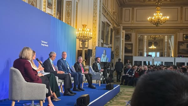 وزير البترول: نسعى لرفع نسبة الطاقات المتجددة في مزيج الطاقة المصري إلى 42% بحلول عام 2030 وزير البترول: نسعى لرفع نسبة الطاقات المتجددة في مزيج الطاقة المصري إلى 42% بحلول عام 2030