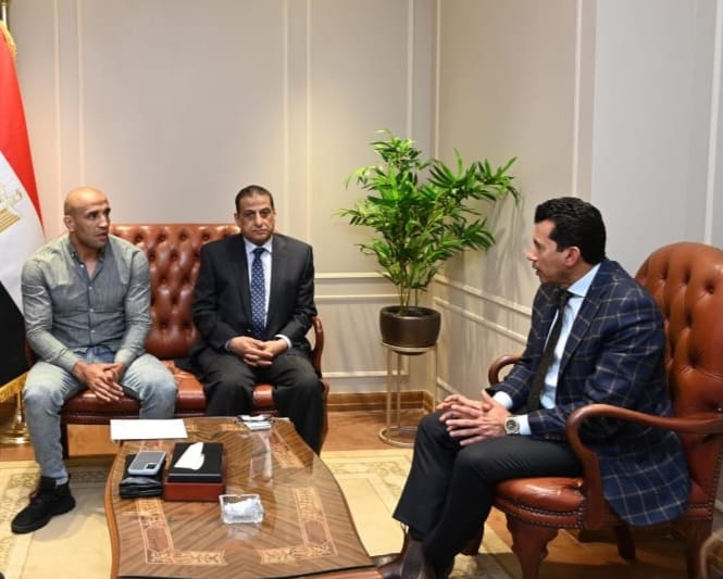 وزير الرياضة يلتقي رئيس اتحاد الملاكمة واللاعب عبد الرحمن عرابي لدراسة دعم الأبطال