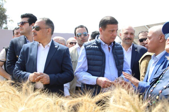 وزير الزراعة يوجه بالتيسير على المزارعين