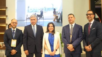 وزير السياحة والآثار يقوم بجولة داخل الجناح المصري المُشارك في معرض سوق السفر العربي (2025 ATM)