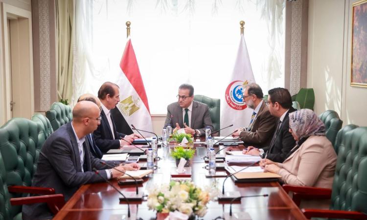 وزير الصحة يبحث مع رئيس هيئة سلامة الغذاء سلامة المنتجات الغذائية