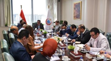وزير الصحة يناقش خطة التطبيق التدريجي للتأمين الصحي الشامل بمحافظات الجمهور