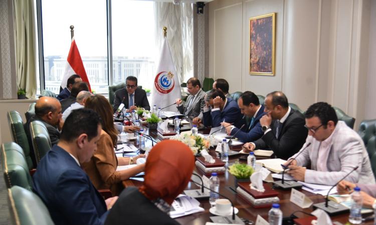 وزير الصحة يناقش خطة التطبيق التدريجي للتأمين الصحي الشامل بمحافظات الجمهور