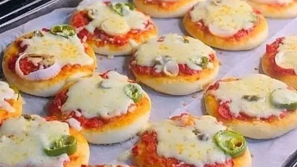 وصفة سريعة ولذيذة.. طريقة عمل ميني بيتزا لأطفالك بكل سهولة من مطبخك