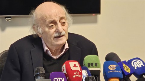 وليد جنبلاط يحذر من أن تجرّ إسرائيل دروز سوريا الى “حرب لن تنتهي” ضد المسلمين عبر تدخلها ضد السلطات في الاشتباكات قرب دمشق