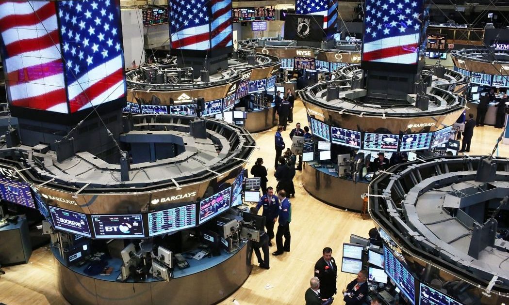 وول ستريت تكتسي باللون الأخضر مع انتعاش أسهم التكنولوجيا المعفاة من الرسوم الجمركية