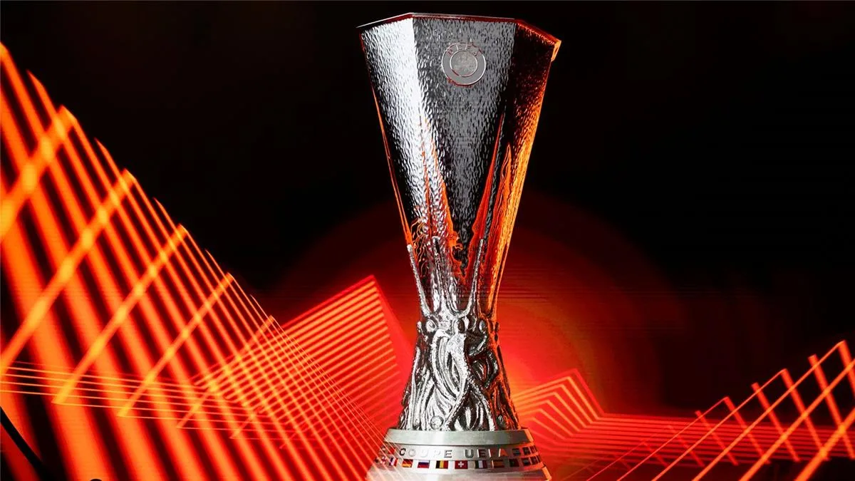 يويفا يحدد حكم نهائي الدوري الأوروبي بين مانشستر يونايتد وتوتنهام، الذي أدار مباراة الأهلي وبيراميدز.