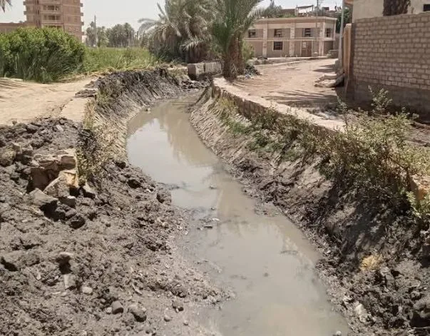 حملات مكثفة للري والزراعة لتطهير الترع والمصارف بالفيوم