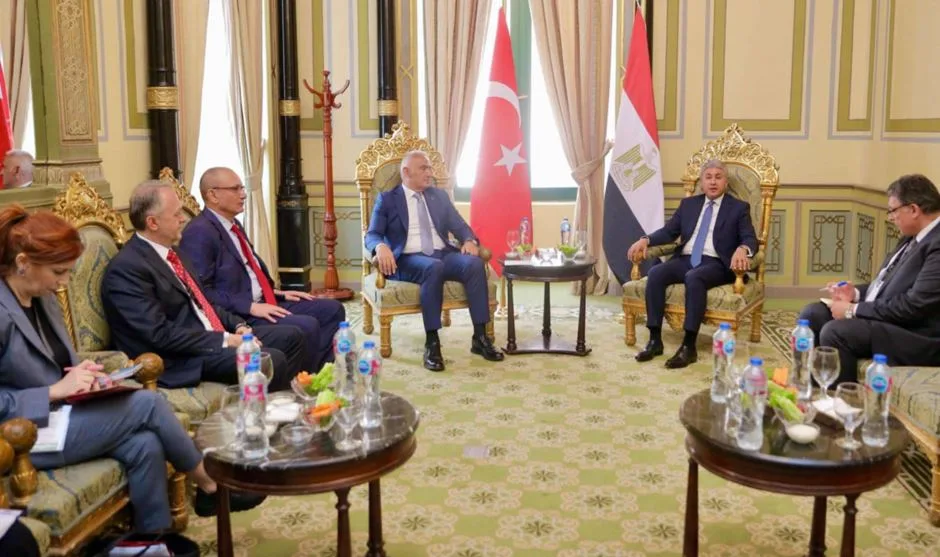 وزير السياحة يبحث مع وزير الثقافة والسياحة التركي تعزيز التعاون المشترك بين البلدين في مجال السياحة والآثار