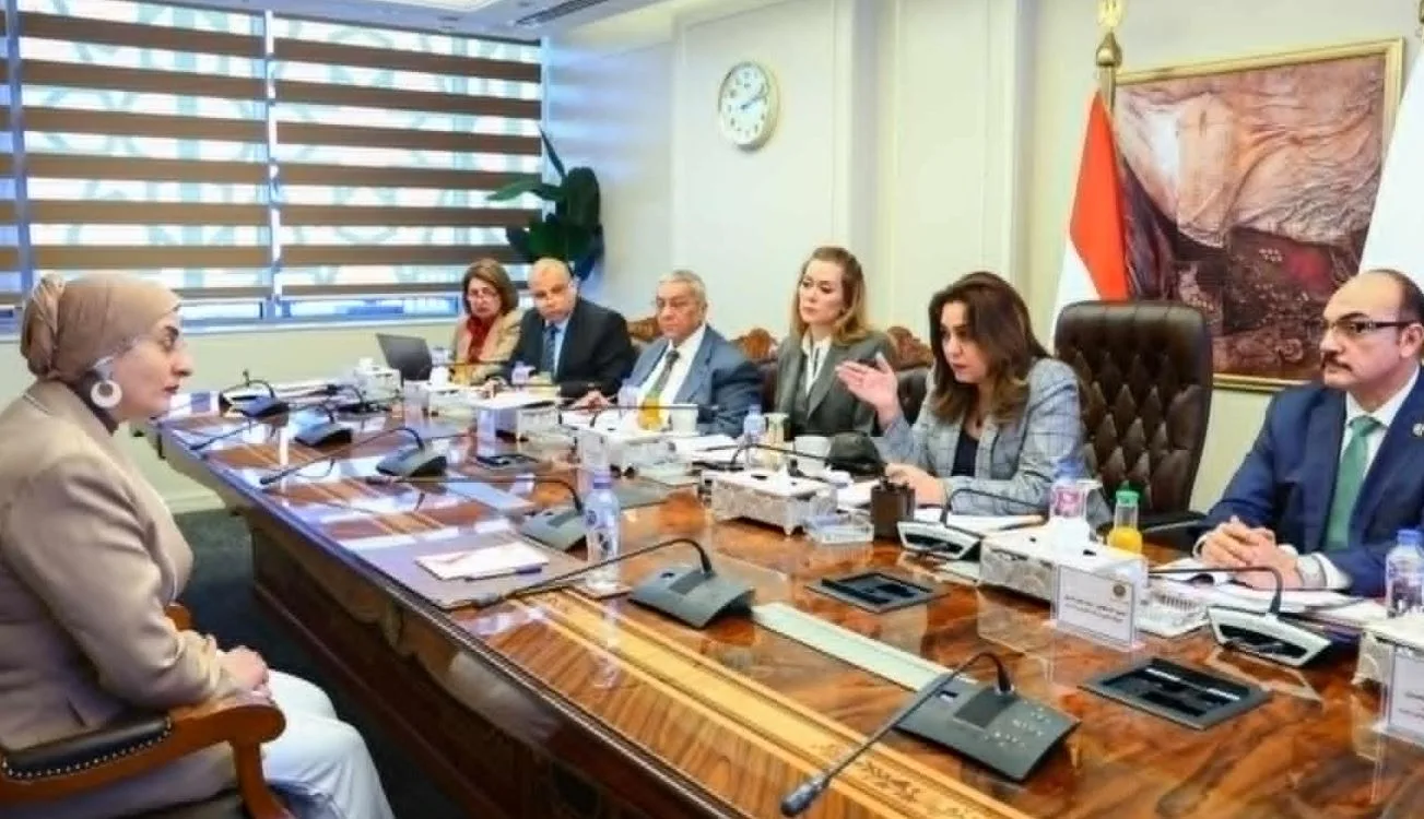 وزيرة التنمية المحلية ومدير الأكاديمية الوطنية للتدريب ومحافظ الإسكندرية السابق يتولون إدارة لجنة اختيار المرشحين للوظائف القيادية. وزيرة التنمية المحلية ومدير الأكاديمية الوطنية للتدريب ومحافظ الإسكندرية السابق يتولون إدارة لجنة اختيار المرشحين للوظائف القيادية.