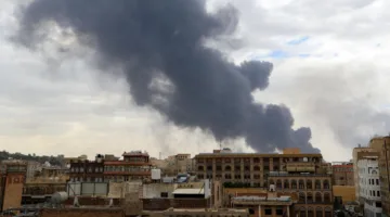 جيش الاحتلال الإسرائيلي يعلن استهداف مواقع حوثية في مطار صنعاء