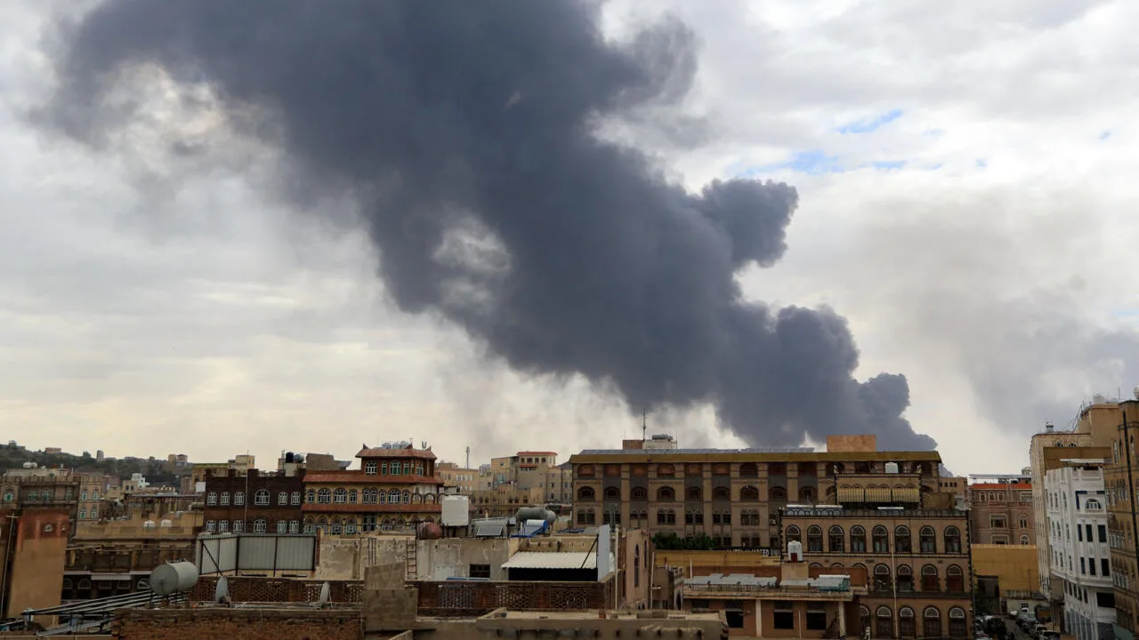 جيش الاحتلال الإسرائيلي يعلن استهداف مواقع حوثية في مطار صنعاء جيش الاحتلال الإسرائيلي يعلن استهداف مواقع حوثية في مطار صنعاء