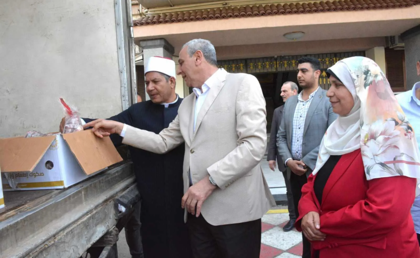 محافظ الغربية يشرف على توزيع 2 طن من لحوم الأضاحي المقدمة من الأوقاف على المستفيدين محافظ الغربية يشرف على توزيع 2 طن من لحوم الأضاحي المقدمة من الأوقاف على المستفيدين