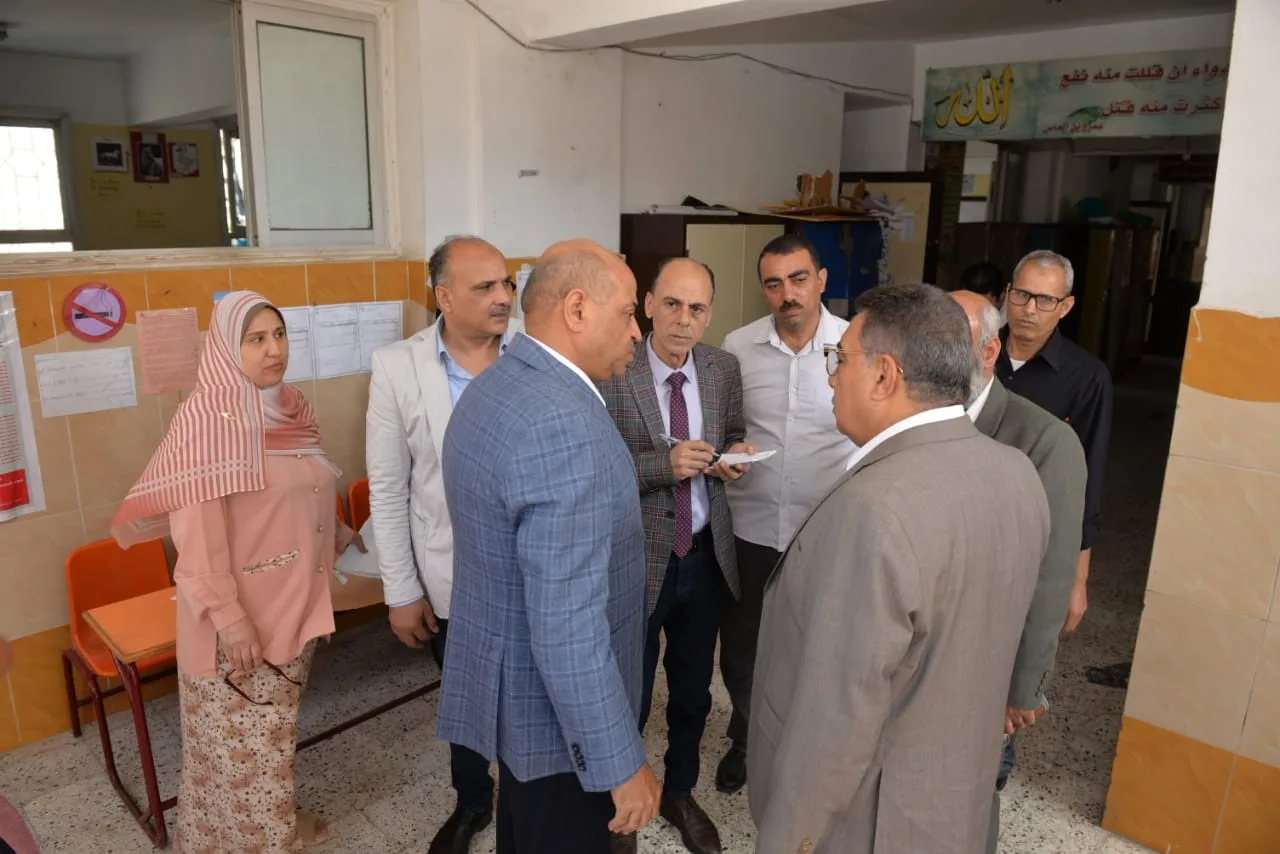 محافظ الدقهلية يزور لجان امتحانات نهاية السنة الدراسية للمرحلة الإعدادية في عدد من مدارس المحافظة