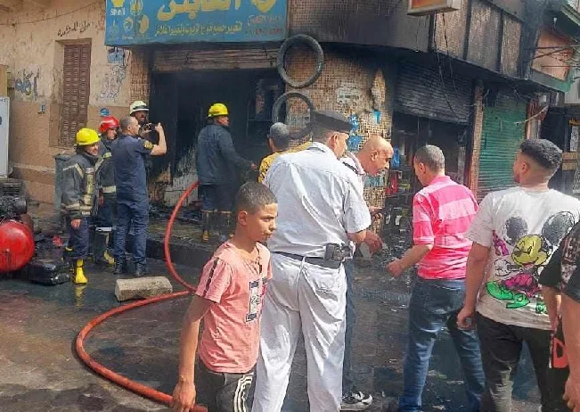 إخماد حريق في متجر إطارات برودة الفرج إخماد حريق في متجر إطارات برودة الفرج