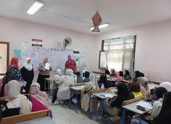 تدريب طلاب الشهادة الإعدادية على نظام البوكليت أثناء عقد المراجعات النهائية المجانية بالمدارس تدريب طلاب الشهادة الإعدادية على نظام البوكليت أثناء عقد المراجعات النهائية المجانية بالمدارس