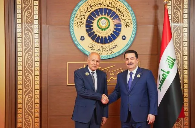 رئيس الوزراء العراقي يلتقي أبو الغيط خلال قمة بغداد العربية الـ34 رئيس الوزراء العراقي يلتقي أبو الغيط خلال قمة بغداد العربية الـ34