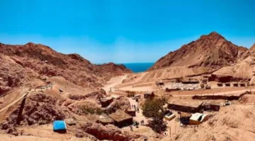 سماء وجبال وأشجار وفيرة.. تجربة سياحية فريدة للسياح في جبل الطويلات بدهب