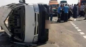 إصابة 11 فرداً جراء انقلاب ميني باص في محور الضبعة