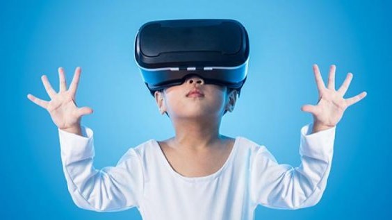 نظارات الواقع الافتراضي.. هل تؤذي العين وهل لها مخاطر أخرى؟ - زهرة الخليج