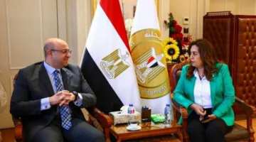 وزيرة التنمية المحلية تستعرض مع محافظ بني سويف تقدم مشروعات حياة كريمة.