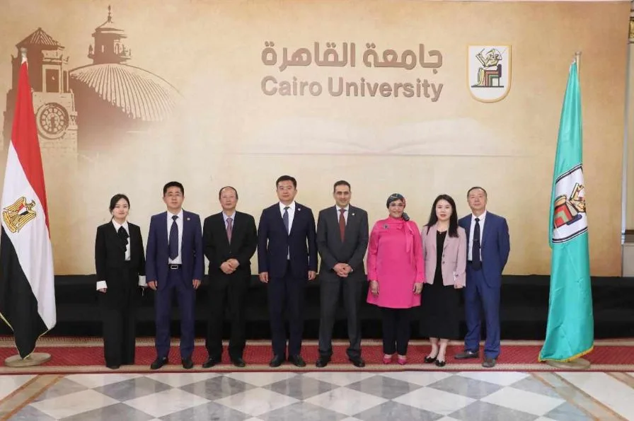 جامعة القاهرة تبرم اتفاقية تعاون مع المركز الصيني للتبادل الدولي في مجال التعليم اللغوي جامعة القاهرة تبرم اتفاقية تعاون مع المركز الصيني للتبادل الدولي في مجال التعليم اللغوي