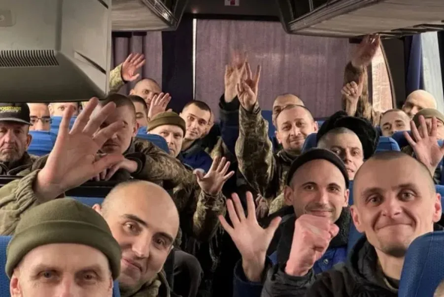 روسيا وأوكرانيا تنفذان تبادل 307 جنود في اليوم الثاني من عملية تبادل الأسرى روسيا وأوكرانيا تنفذان تبادل 307 جنود في اليوم الثاني من عملية تبادل الأسرى