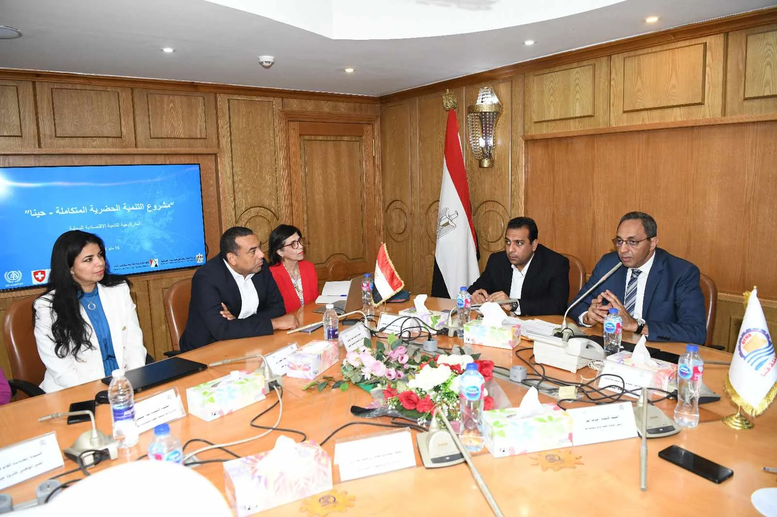 محافظ قنا يتباحث مع وفد هيئة الهابيتات لوضع خطة استراتيجية لتعزيز التنمية الاقتصادية المحلية في المدينة محافظ قنا يتباحث مع وفد هيئة الهابيتات لوضع خطة استراتيجية لتعزيز التنمية الاقتصادية المحلية في المدينة