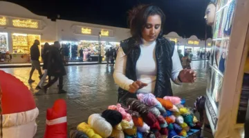 أطفال وشباب.. إقبال السائحين على تسريحة «الراستا» بشرم الشيخ