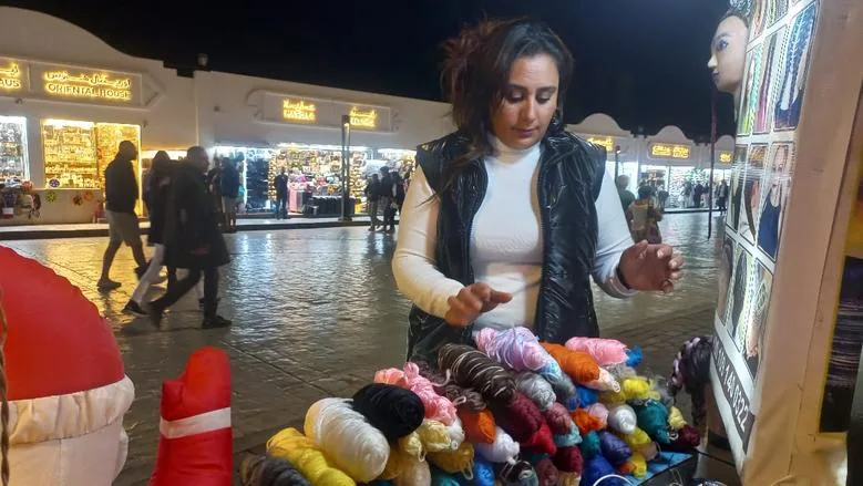 أطفال وشباب.. إقبال السائحين على تسريحة «الراستا» بشرم الشيخ