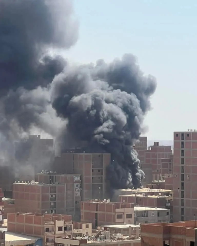 الحماية المدنية بالقاهرة تخمد حريق هائل بمصنع بالسلام.. والمعاينة الأولية: داخل كتلة سكنية وتفحم بالكامل