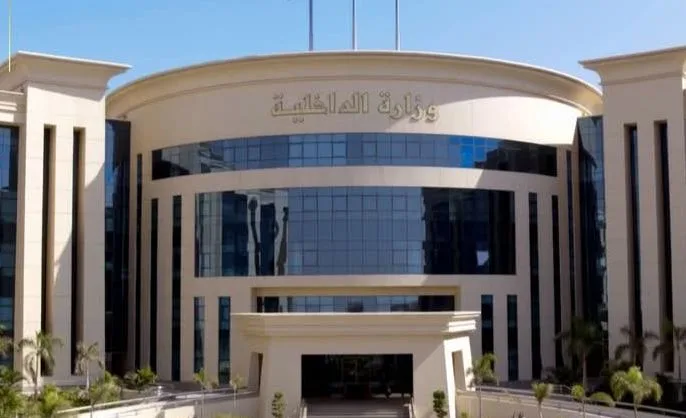 الداخلية توضح حقيقة مزاعم شخص حول استيلاء عصابة على 1100 فدان في القليوبية الداخلية توضح حقيقة مزاعم شخص حول استيلاء عصابة على 1100 فدان في القليوبية