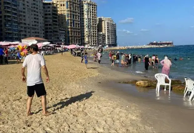 برغم رحلات اليوم الواحد.. إقبال متوسط على شواطئ الاسكندرية