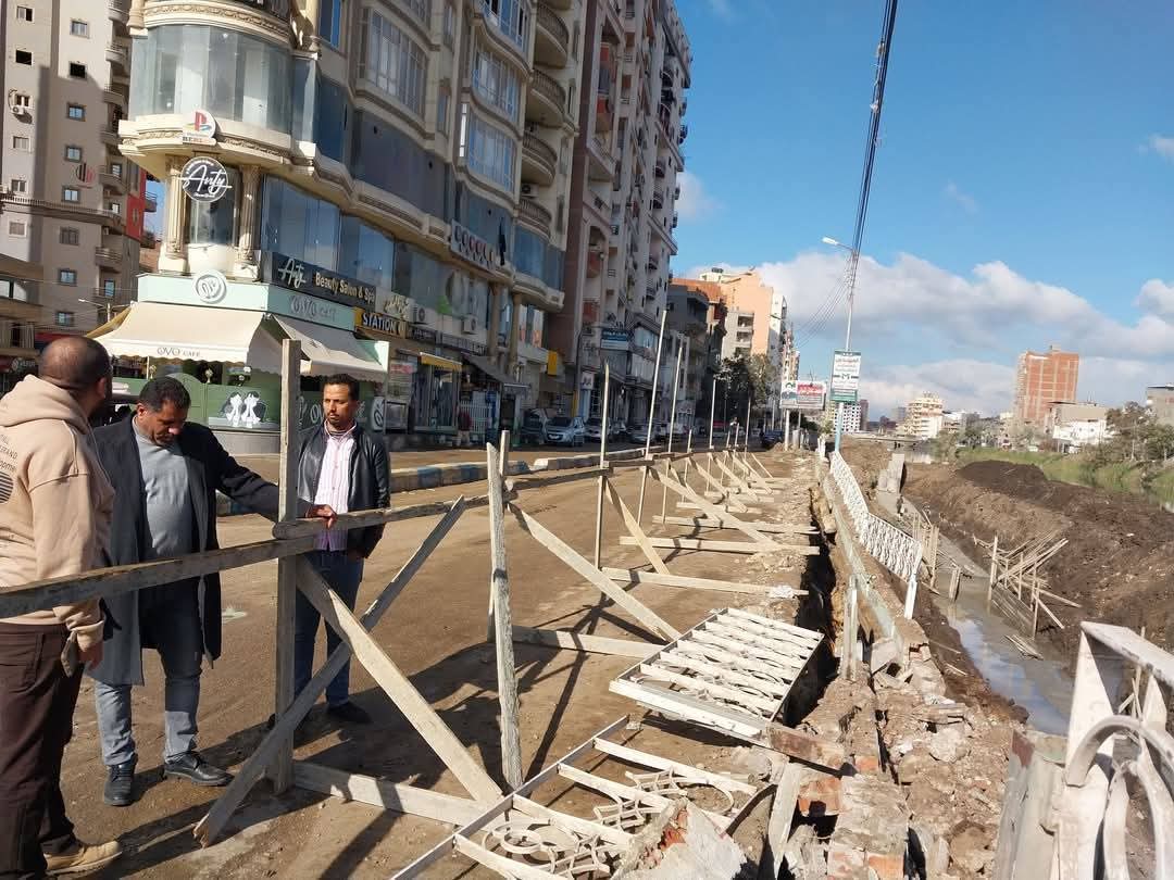 جانب من وضع الحواجز الخشبية حول منطقة العمل